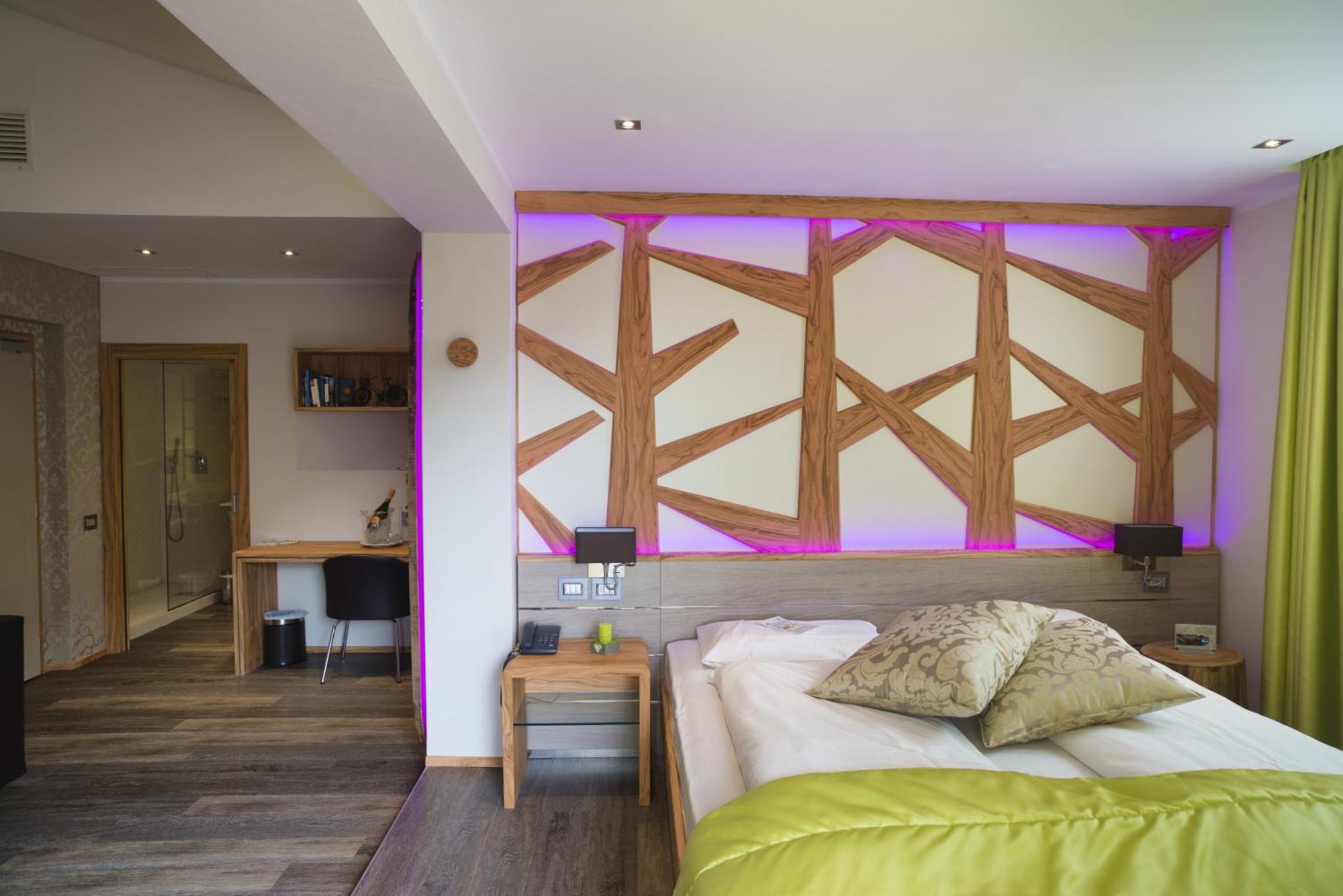 Aktivhotel Santalucia Torbole Sul Garda Oda fotoğraf